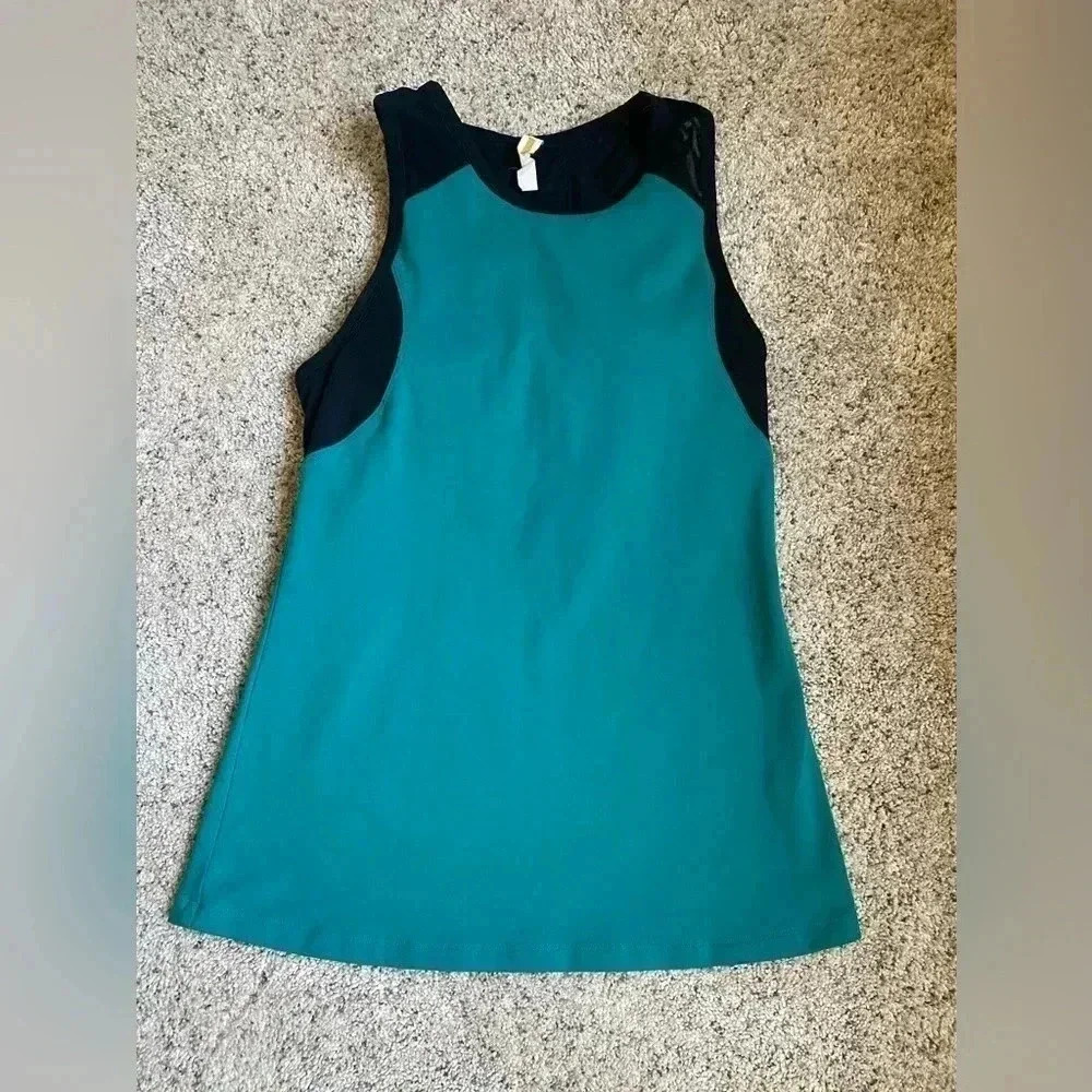 Lucy size small sleeveless work out top with built in bra with removable pads